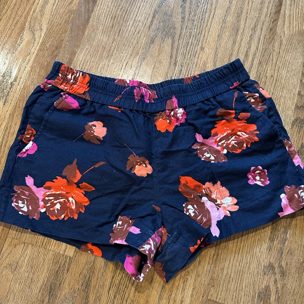 Navy floral shorts!